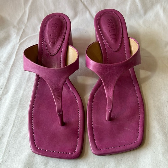 SCHUTZ Shoes - SCHUTZ Fuchsia Leather Thong Sandals